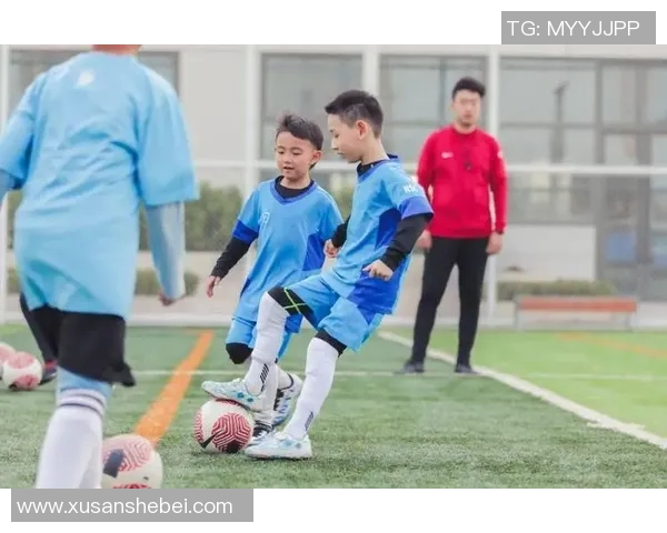 足球明星亲自带娃踢球的温馨瞬间与成长故事